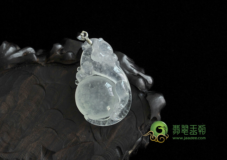 冰玻种缅甸翡翠龙抱珠挂件