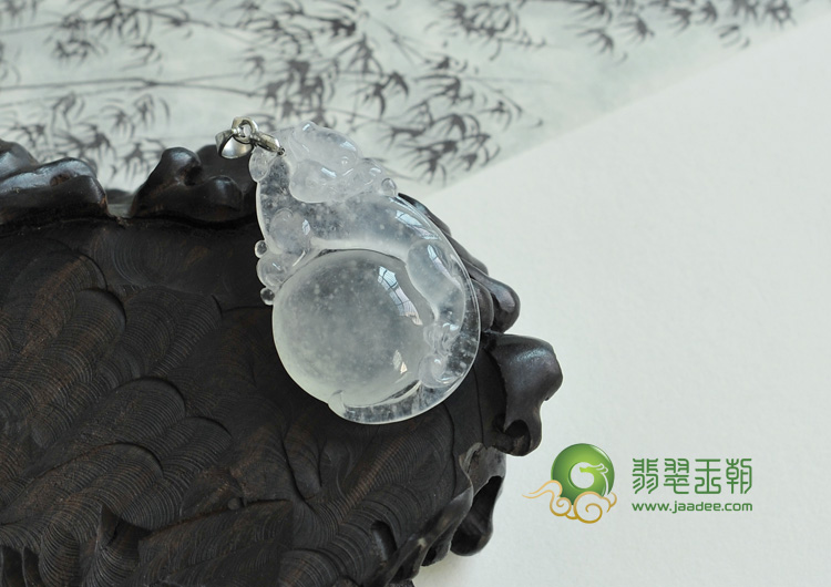 冰玻种缅甸翡翠龙抱珠挂件