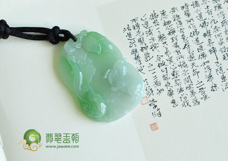 糯冰种豆绿缅甸翡翠吉祥兔挂件
