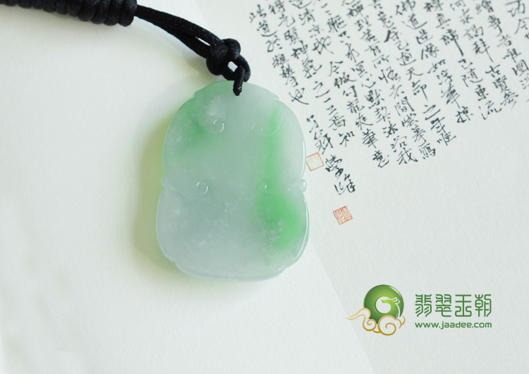 糯冰种豆绿缅甸翡翠吉祥兔挂件