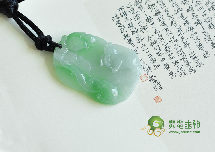 糯冰种豆绿缅甸翡翠吉祥兔挂件