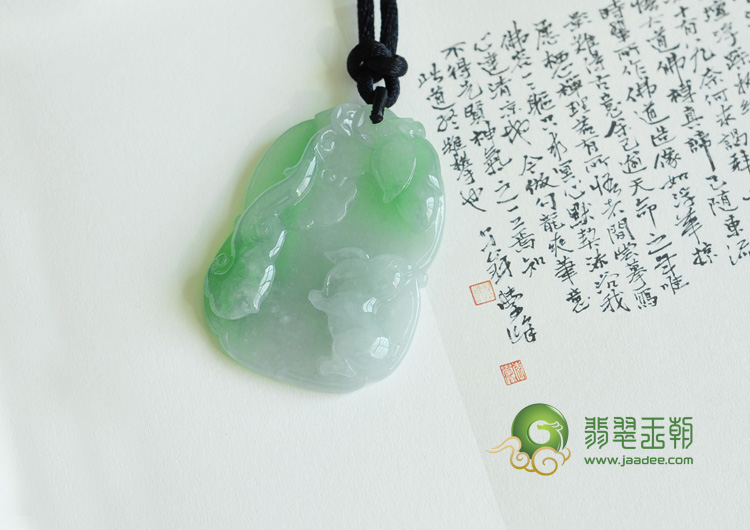 糯冰种豆绿缅甸翡翠吉祥兔挂件
