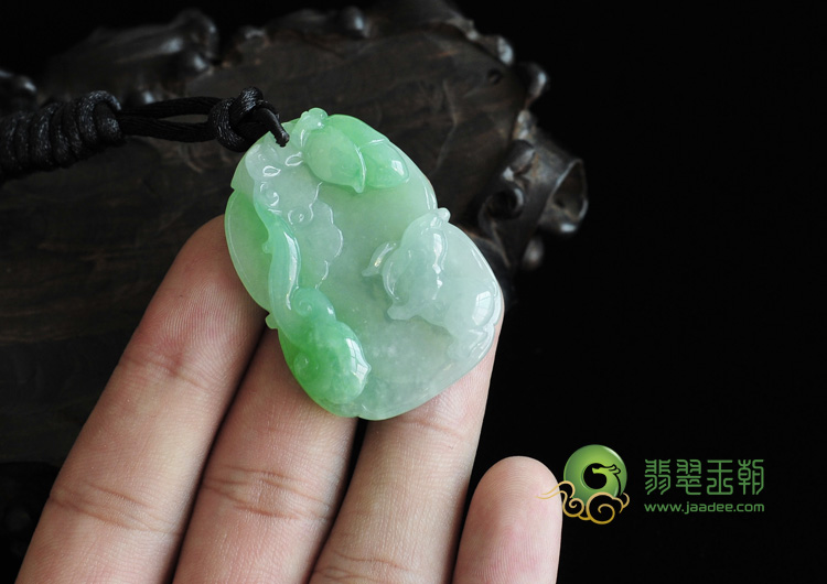 糯冰种豆绿缅甸翡翠吉祥兔挂件