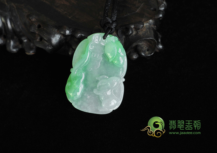 糯冰种豆绿缅甸翡翠吉祥兔挂件