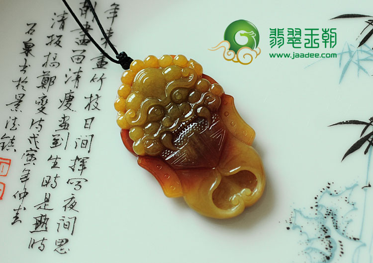 糯冰种红黄翡缅甸翡翠兽头挂件