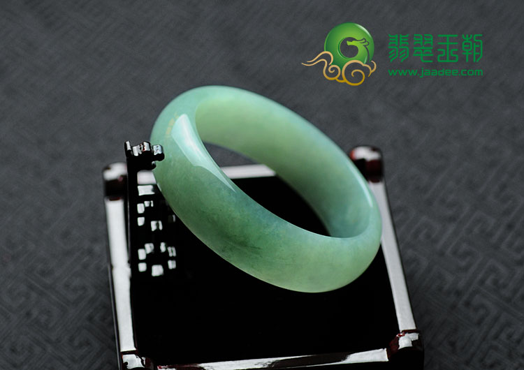 糯冰种晴水缅甸翡翠手镯（58.6）