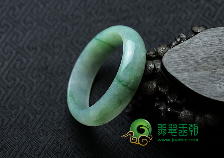 糯冰种淡紫飘花缅甸翡翠手镯（57.7）