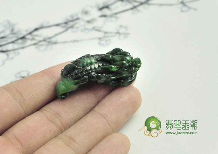 细糯种癣加绿缅甸翡翠貔貅挂件