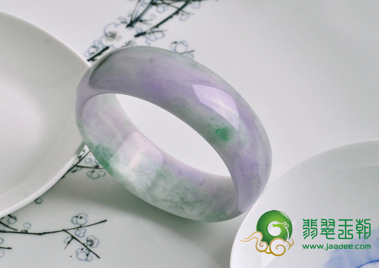 糯冰种春带彩缅甸翡翠手镯（55.6）