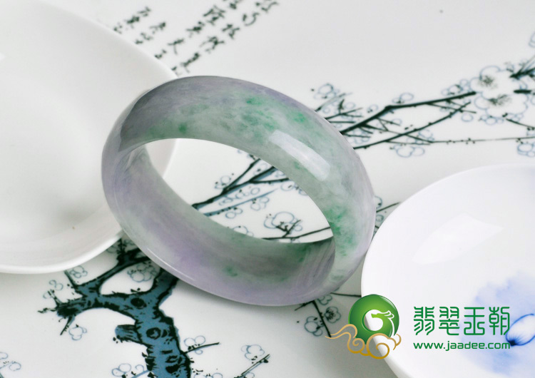 糯冰种春带彩缅甸翡翠手镯（55.6）