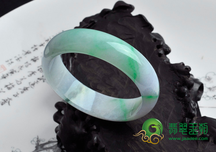 糯冰种春带彩缅甸翡翠手镯（54.1）