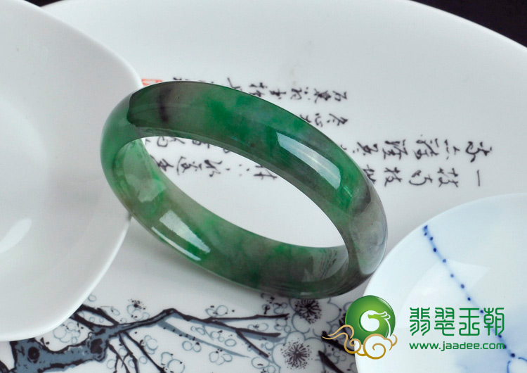 糯冰种翠色缅甸翡翠手镯（56.6）