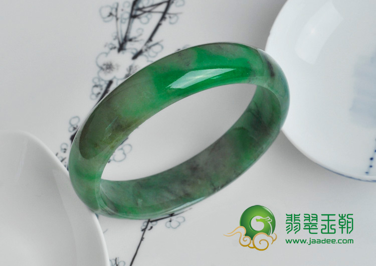 糯冰种翠色缅甸翡翠手镯（56.6）