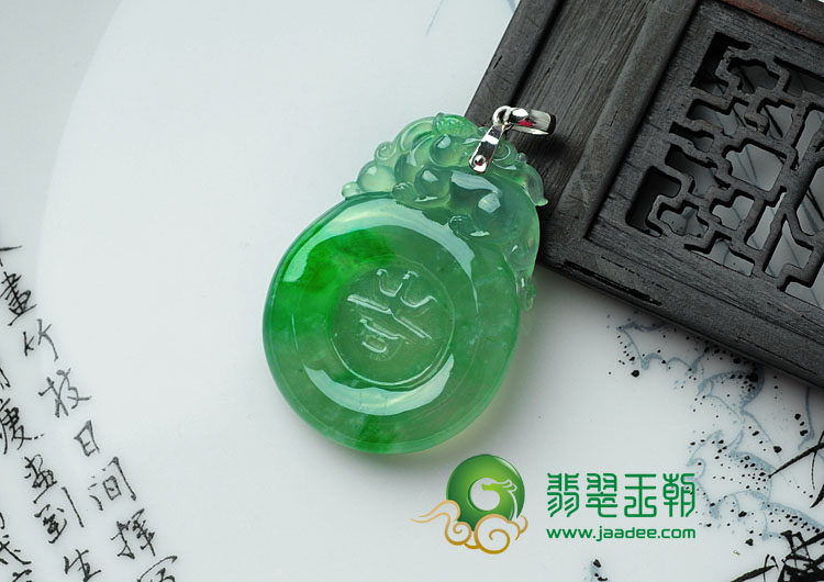 冰玻种阳绿缅甸翡翠福在眼前挂件