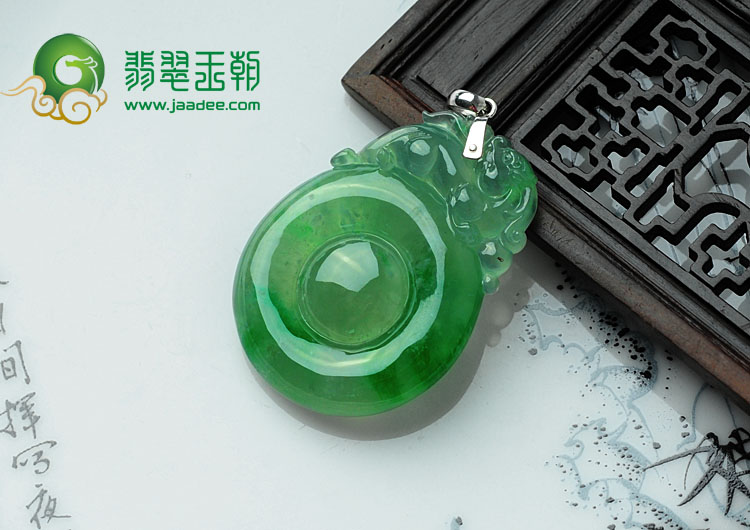 冰玻种阳绿缅甸翡翠福在眼前挂件