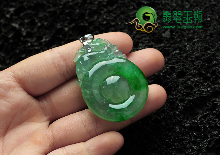 冰玻种阳绿缅甸翡翠福在眼前挂件