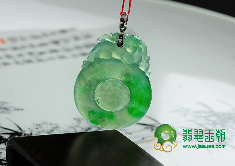 冰玻种阳绿缅甸翡翠福在眼前挂件