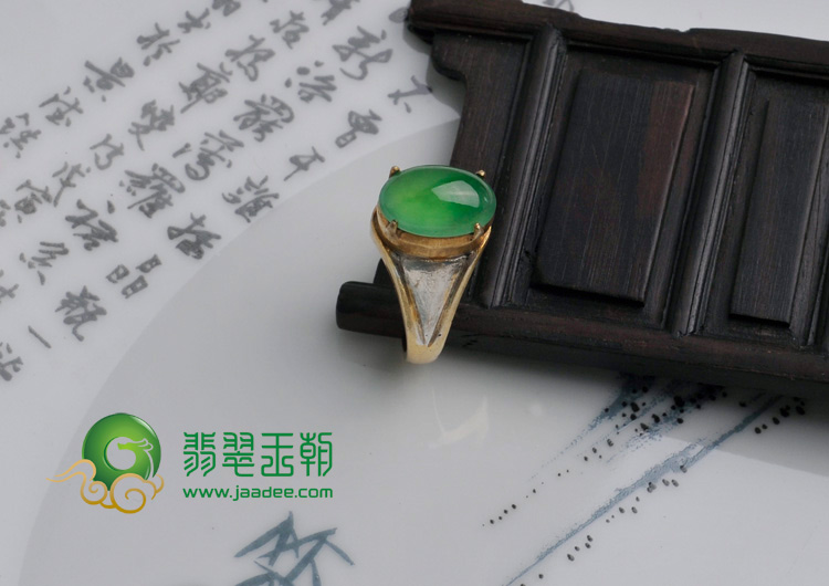 冰玻种翠色满绿缅甸翡翠戒面
