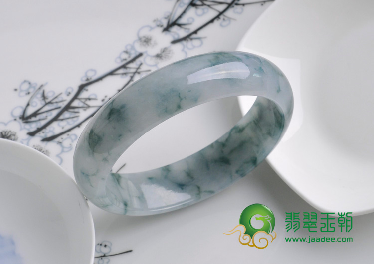 糯冰种飘花缅甸翡翠手镯（58.6）