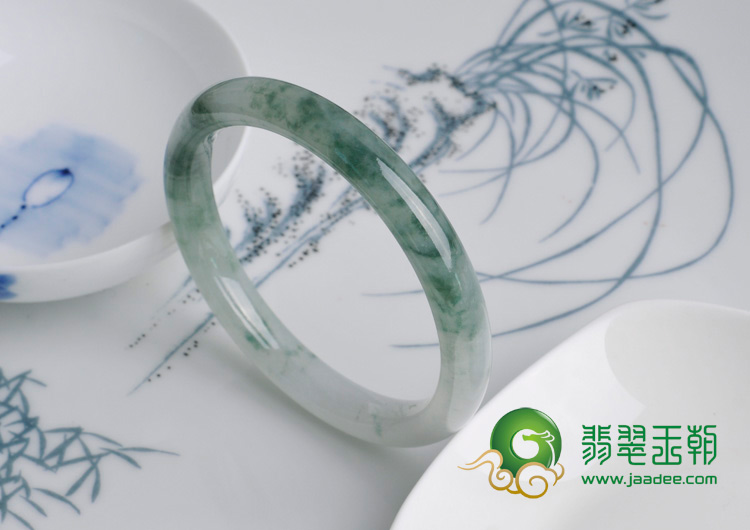 糯冰种飘花缅甸翡翠圆条手镯（55.8）