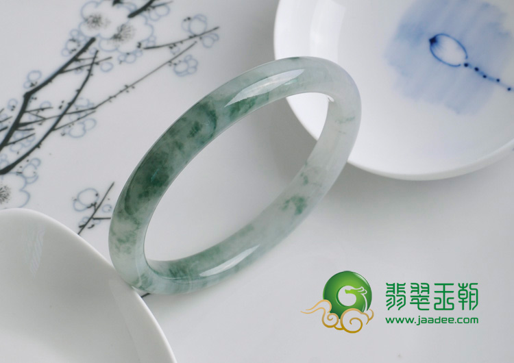 糯冰种飘花缅甸翡翠圆条手镯（55.8）