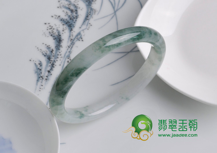 糯冰种飘花缅甸翡翠圆条手镯（55.8）