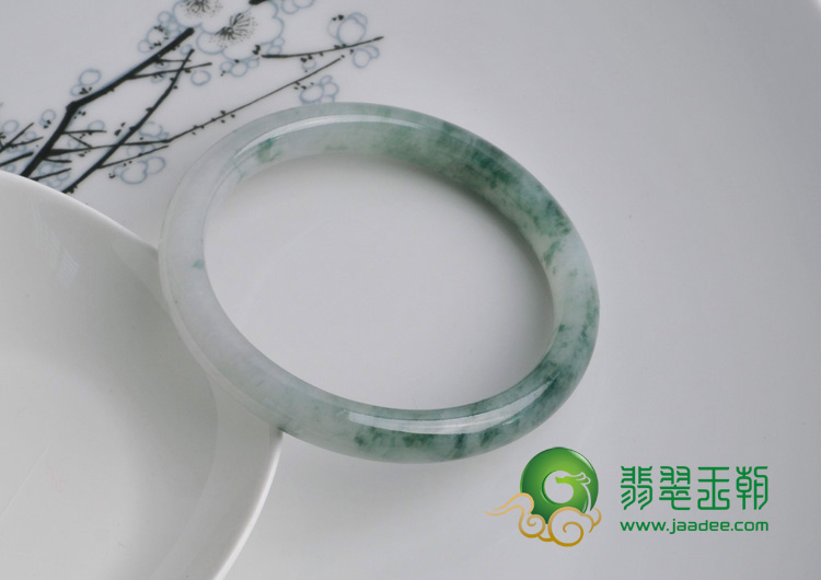 糯冰种飘花缅甸翡翠圆条手镯（55.8）