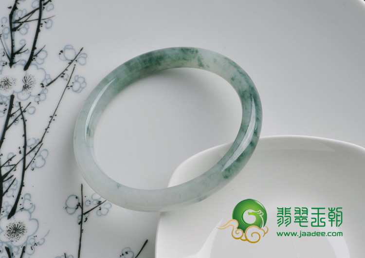 糯冰种飘花缅甸翡翠圆条手镯（55.8）