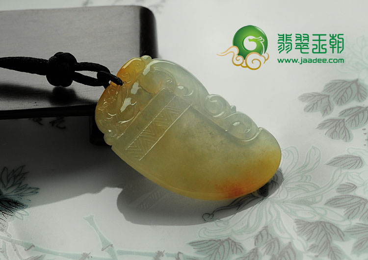 冰种黄翡缅甸翡翠仿古龙牌挂件