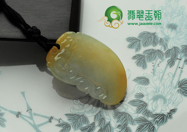 冰种黄翡缅甸翡翠仿古龙牌挂件