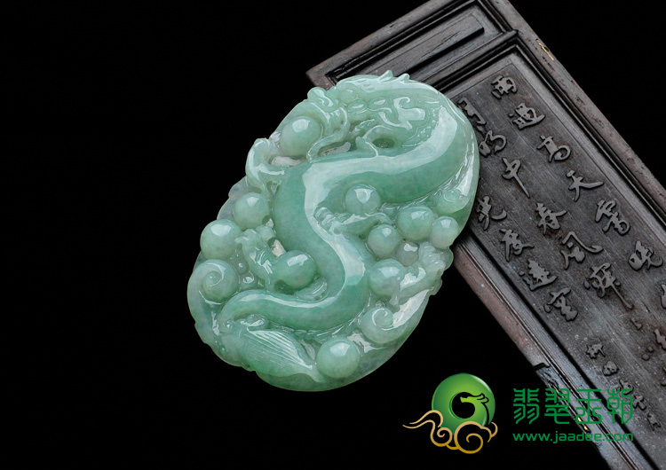糯冰种豆绿缅甸翡翠龙牌挂件