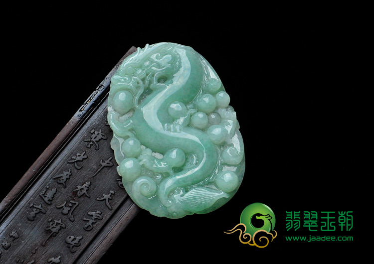 糯冰种豆绿缅甸翡翠龙牌挂件