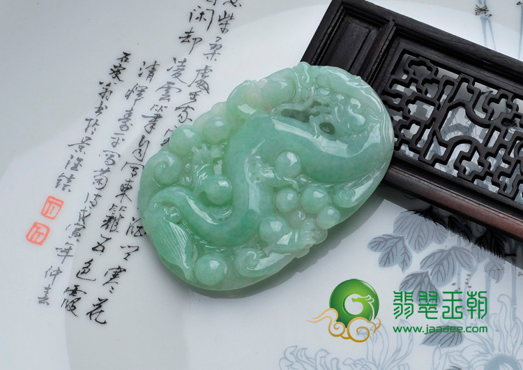 糯冰种豆绿缅甸翡翠龙牌挂件