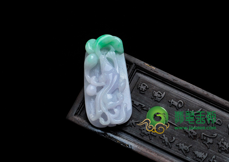 糯冰种春带彩缅甸翡翠螭龙挂件