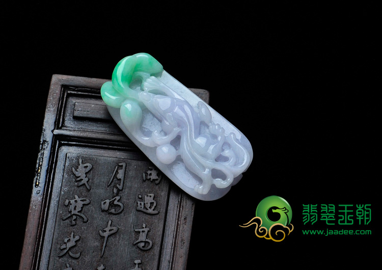 糯冰种春带彩缅甸翡翠螭龙挂件
