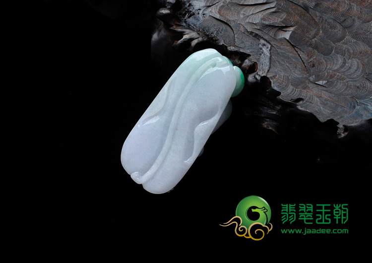 糯冰种春带彩缅甸翡翠螭龙挂件