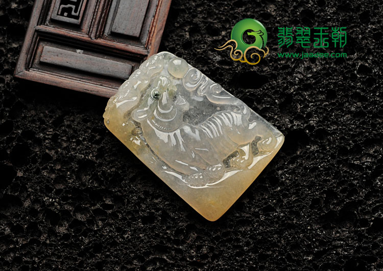 冰种淡黄翡飘花缅甸翡翠虎牌挂件