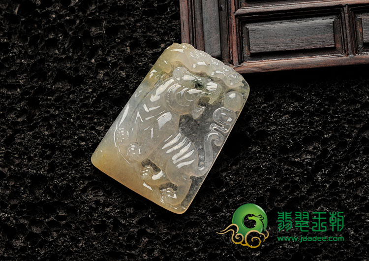 冰种淡黄翡飘花缅甸翡翠虎牌挂件