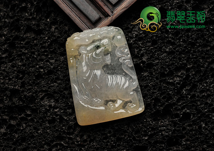 冰种淡黄翡飘花缅甸翡翠虎牌挂件