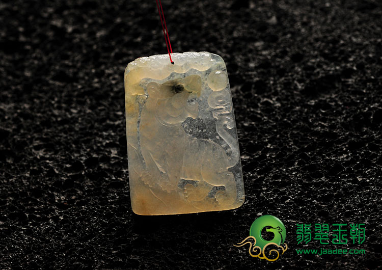 冰种淡黄翡飘花缅甸翡翠虎牌挂件