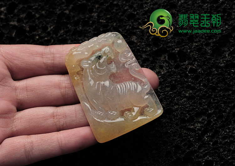 冰种淡黄翡飘花缅甸翡翠虎牌挂件