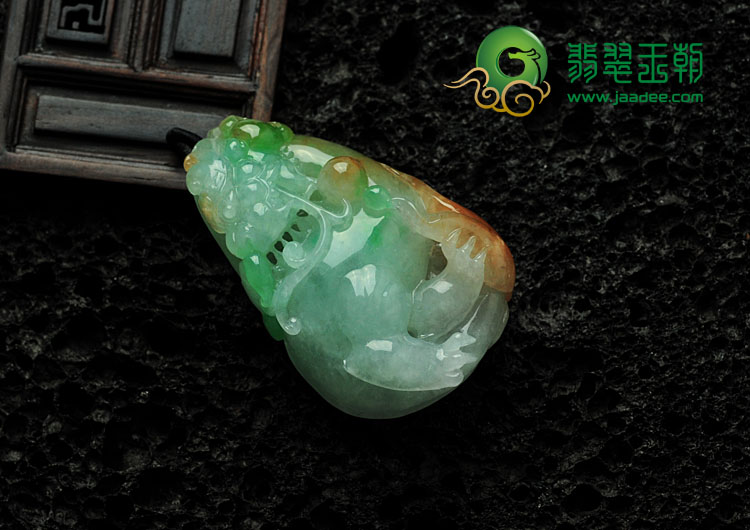 糯冰种三彩缅甸翡翠龙行天下挂件（一对）