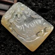 冰种淡黄翡飘花缅甸翡翠虎牌挂件