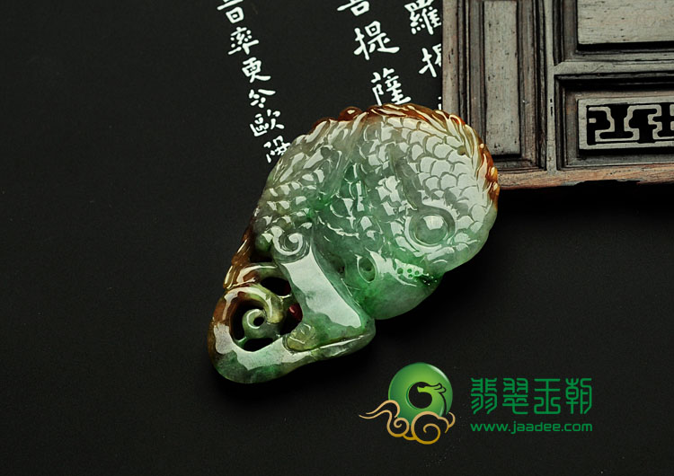 糯冰种黄加绿缅甸翡翠鹦鹉头挂件
