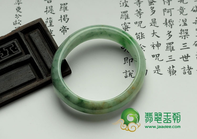 糯冰种飘花缅甸翡翠贵妃镯（50.9mm-46.2mm）