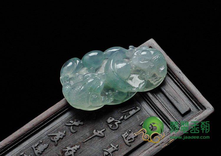 冰种晴水略飘花缅甸翡翠招财进宝挂件