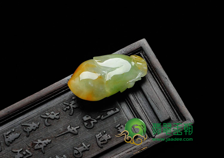 糯冰种黄加绿缅甸翡翠玉兰花挂件