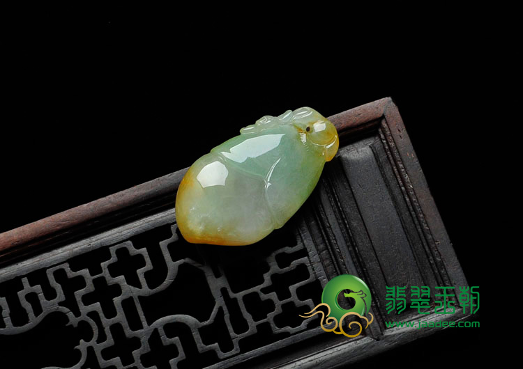 糯冰种黄加绿缅甸翡翠玉兰花挂件