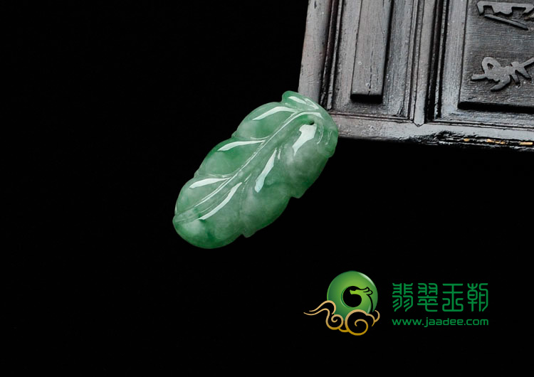 糯冰种飘阳绿缅甸翡翠叶子挂件