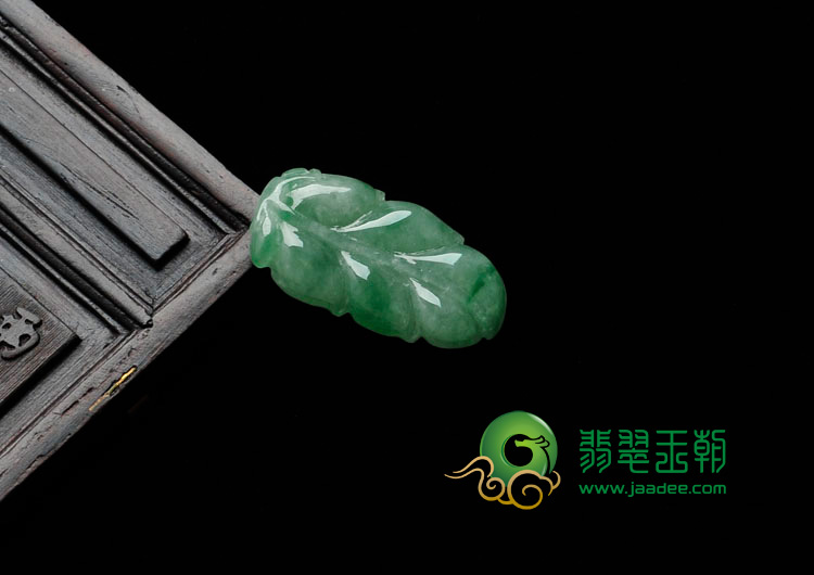 糯冰种飘阳绿缅甸翡翠叶子挂件